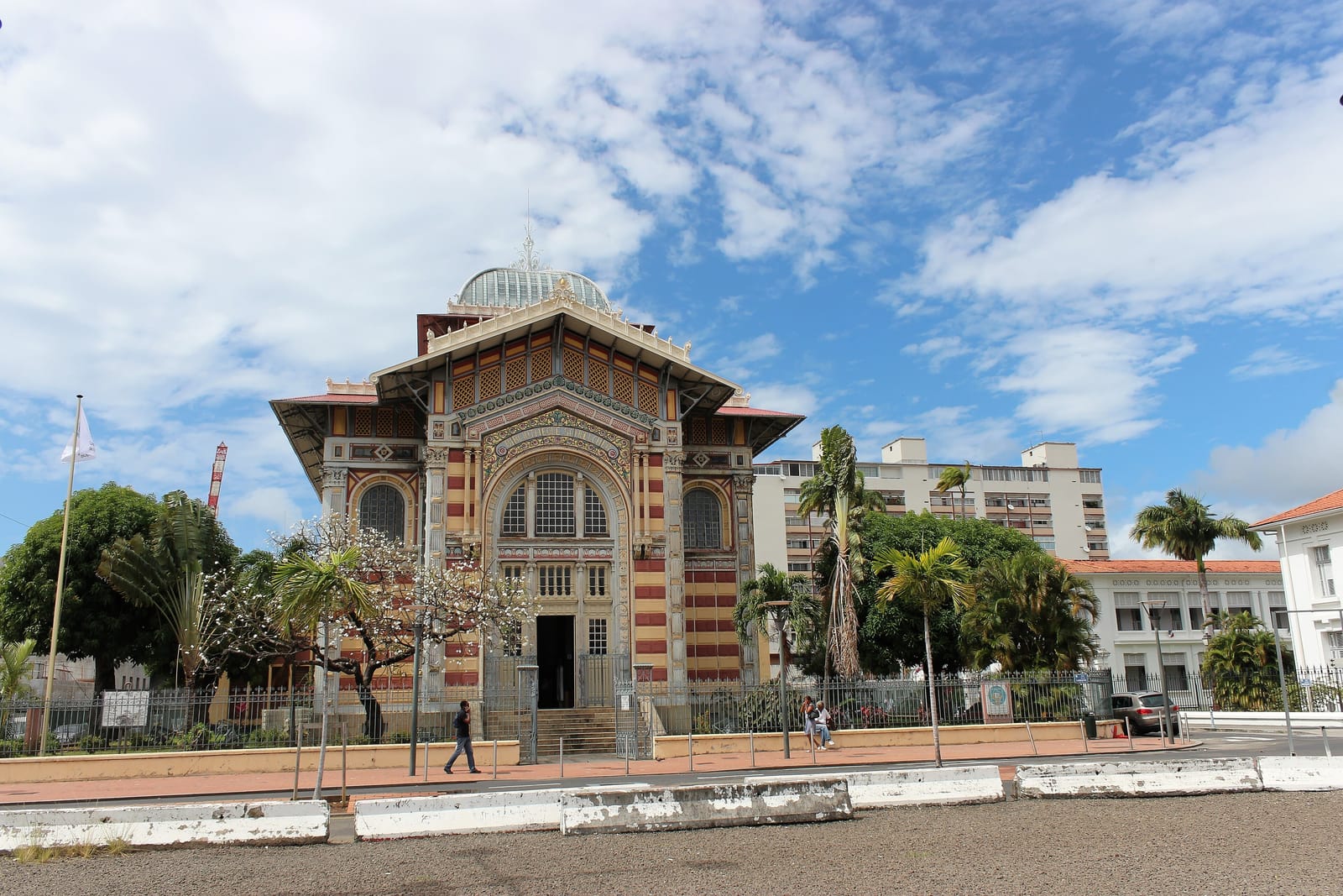 La façade colorée de la bibliothèque Schœlcher