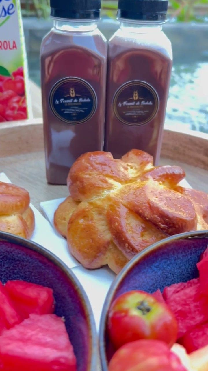 Le petit-déjeuner : brioches, fruits et jus