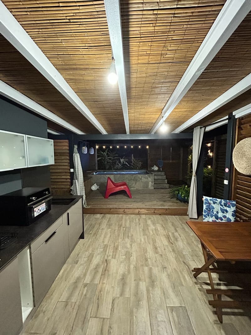 La cuisine d'extérieur sous le plafond en bois de la terrasse